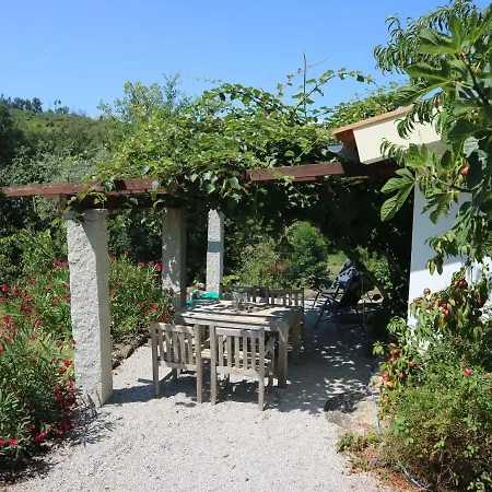 Detached Holiday With Delightful View Over The Valley Сasa de vacaciones Tábua